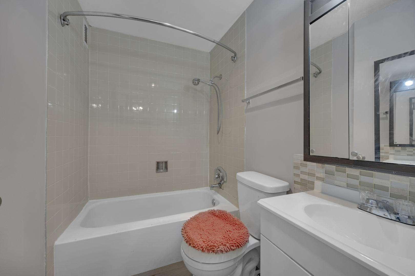 2901 South Michigan Avenue, Unit 908 Chicago, IL 60616 - Photo 6 of 22 a bathroom with a sink a toilet and a bathtub