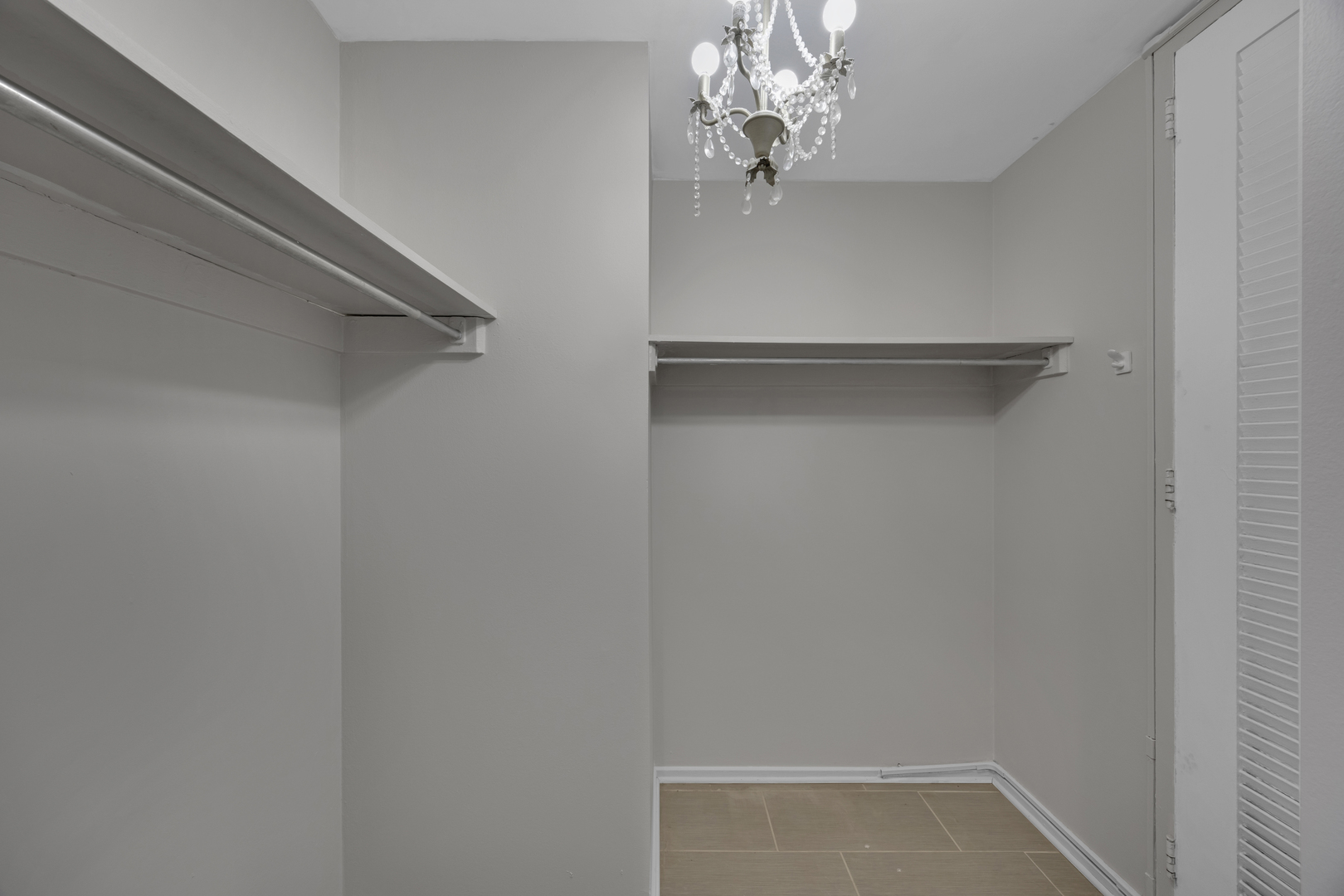2901 South Michigan Avenue, Unit 908 Chicago, IL 60616 - Photo 8 of 22 a view of a hallway with a chandelier