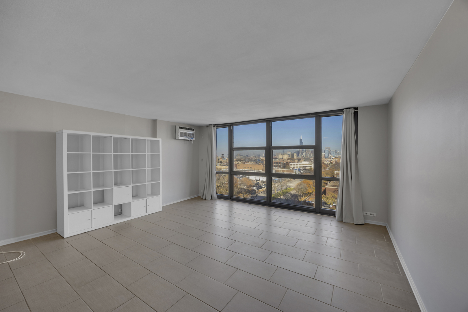 2901 South Michigan Avenue, Unit 908 Chicago, IL 60616 - Photo 10 of 22 an empty room with windows and closet