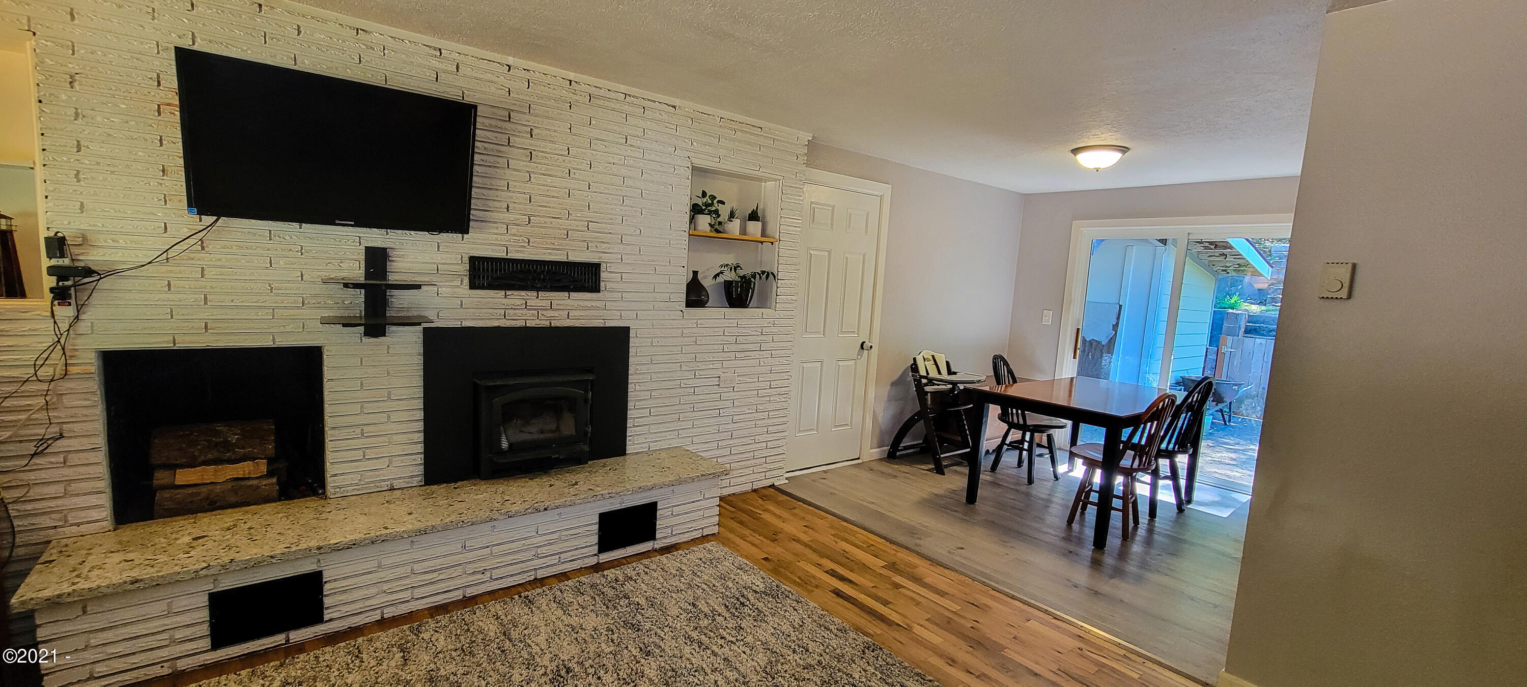 1449 Southeast Ammon Road Toledo, OR 97391 - Photo 6 of 32 Living/Dining Room