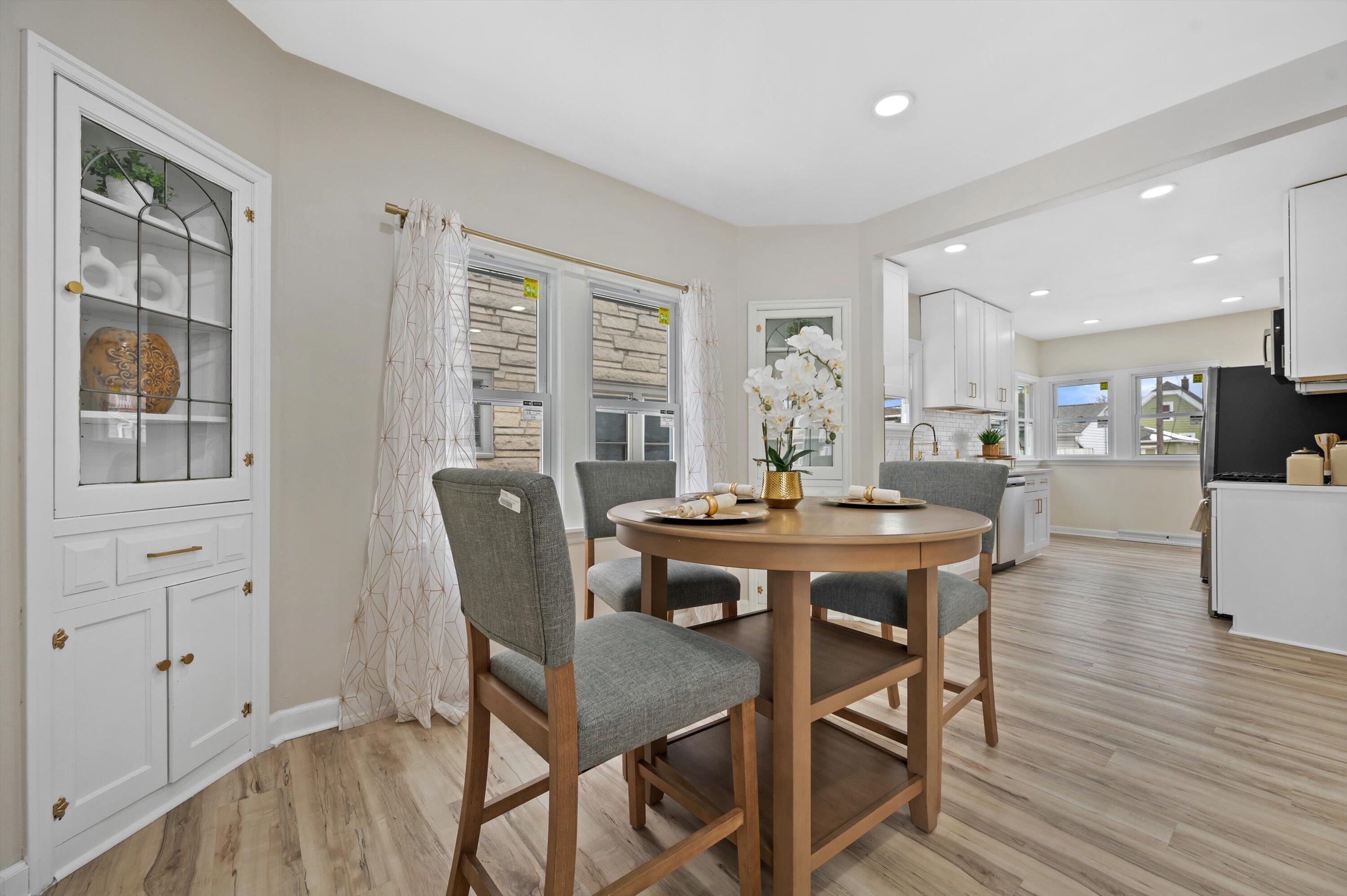 3525 South 19th Street Milwaukee, WI 53221 - Photo 13 of 29 04-DSC0216