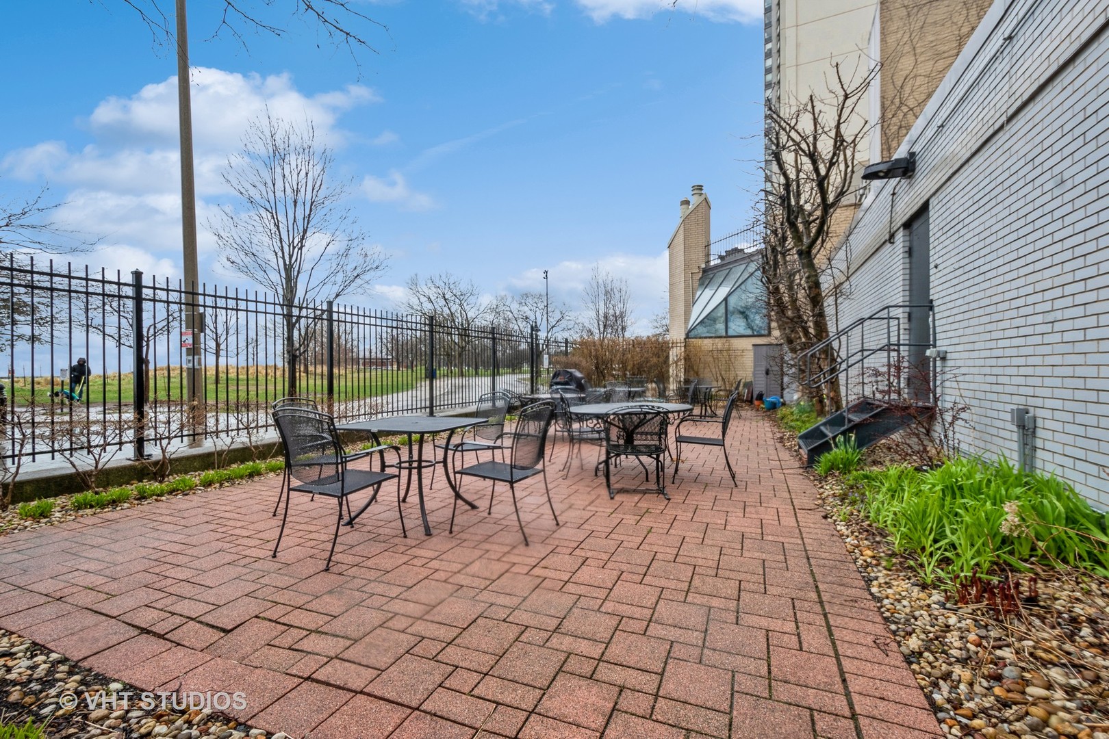 5757 North Sheridan Road, Unit 2J Chicago, IL 60660 - Photo 3 of 16 Gallery Image 3