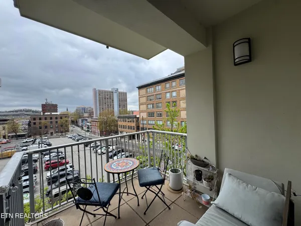 $3,400 | 440 Walnut Street, Unit 303, Knoxville, TN 37902