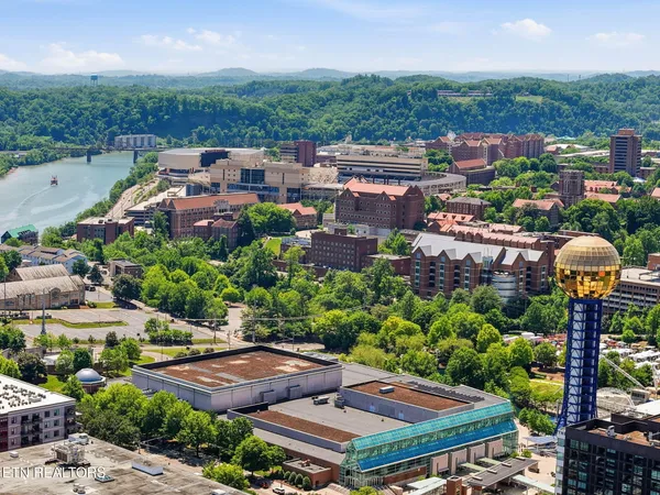 $3,400 | 440 Walnut Street, Unit 303, Knoxville, TN 37902