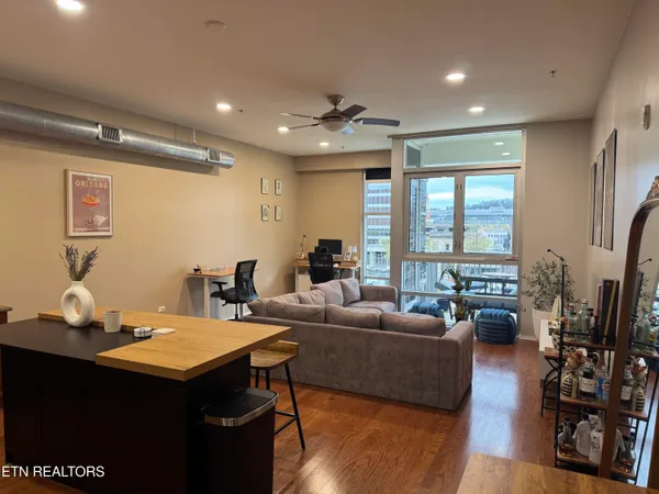 $3,400 | 440 Walnut Street, Unit 303, Knoxville, TN 37902