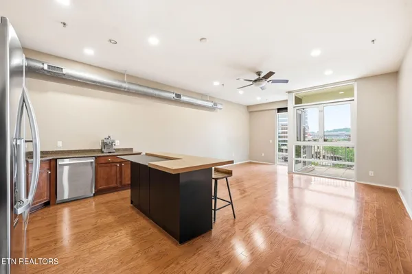 $3,400 | 440 Walnut Street, Unit 303, Knoxville, TN 37902