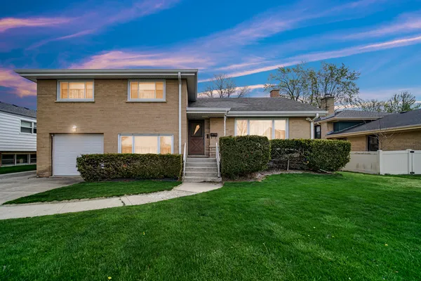 $460,000 | 503 South School Street, Mount Prospect, IL 60056