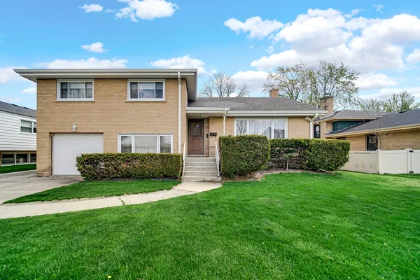 $460,000 | 503 South School Street, Mount Prospect, IL 60056