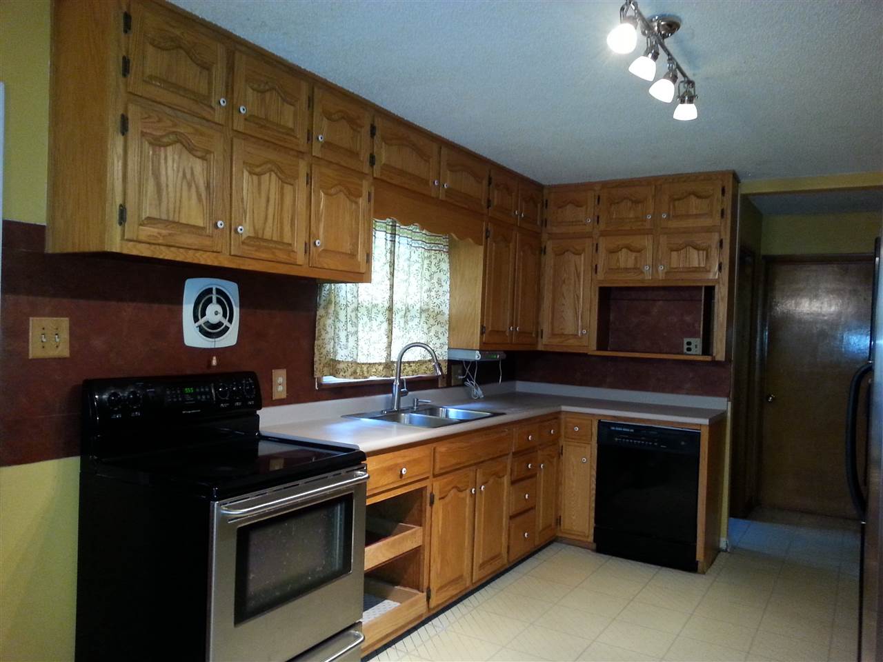 1047 High Street Decatur, IN 46733 - Photo 3 of 13