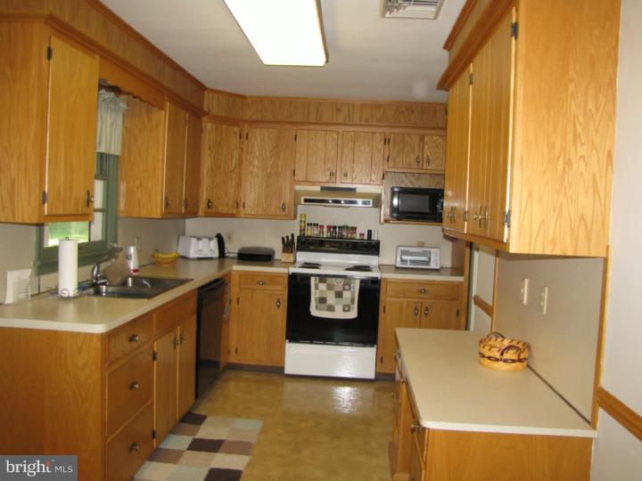 128 Midway Road Phoenixville, PA 19460 - Photo 10 of 20 Kitchen