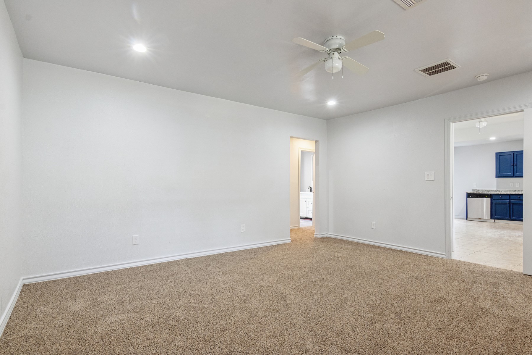 4505 Cochran Street Houston, TX 77009 - Photo 13 of 25 an empty room with a ceiling fan and a window
