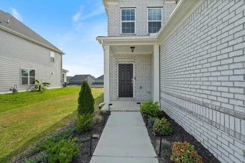 a view of a house with backyard