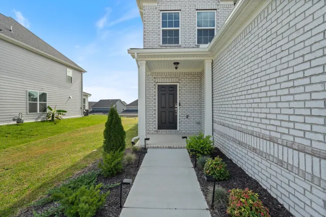a view of a house with backyard