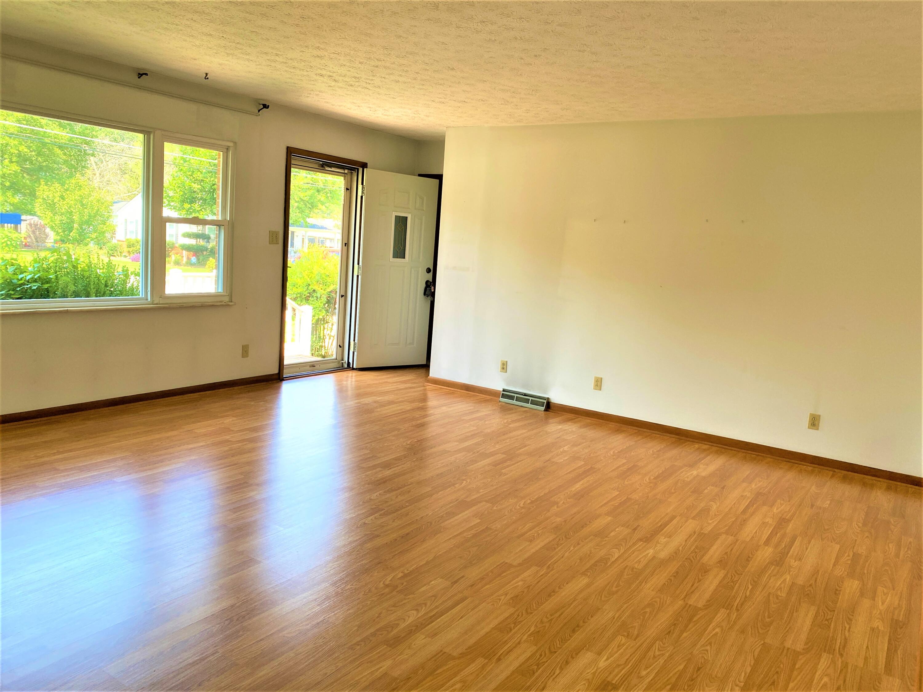 410 Riverside Drive Clinton, TN 37716 - Photo 13 of 32 Living Room