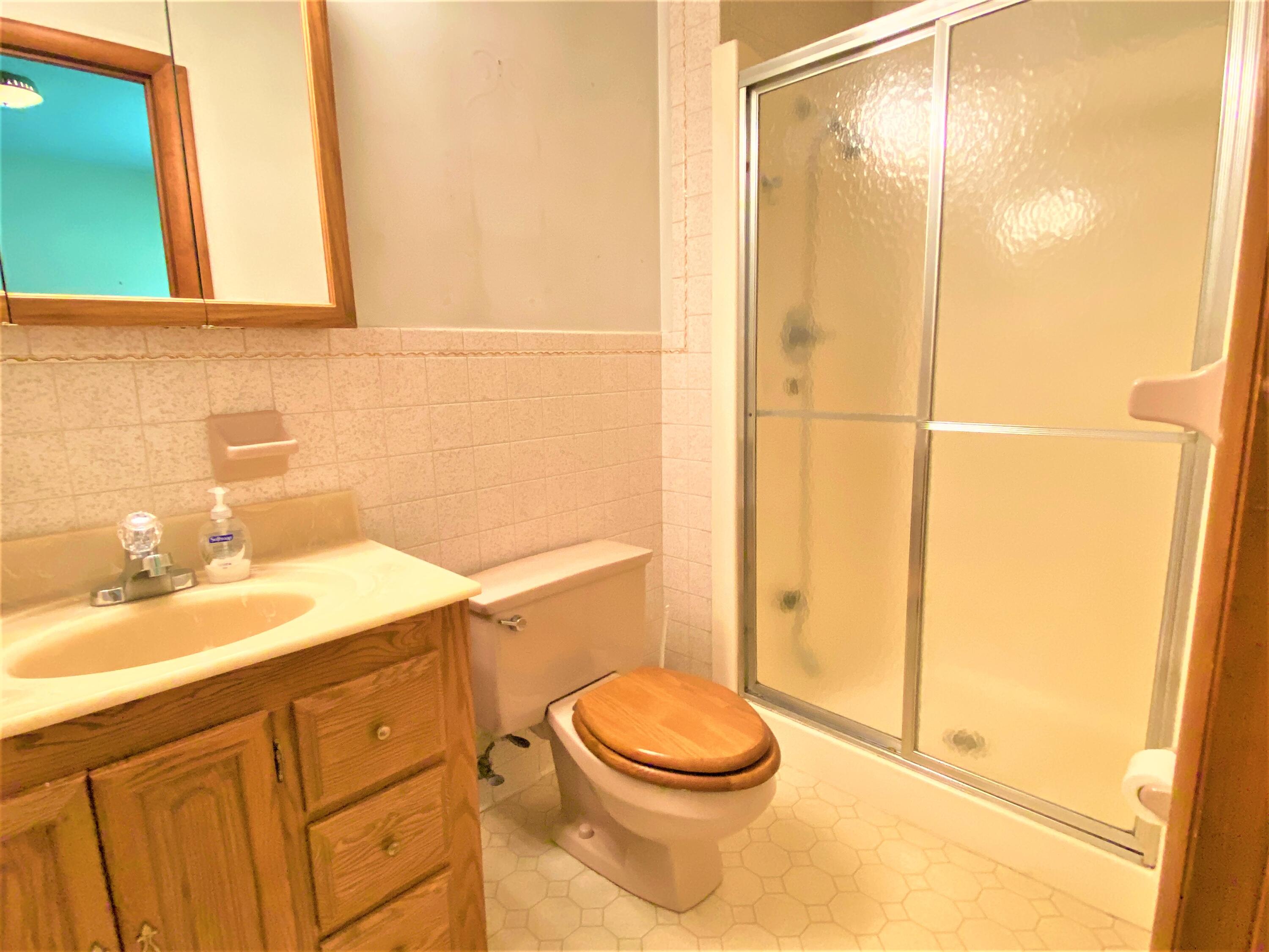 410 Riverside Drive Clinton, TN 37716 - Photo 16 of 32 Master Bath
