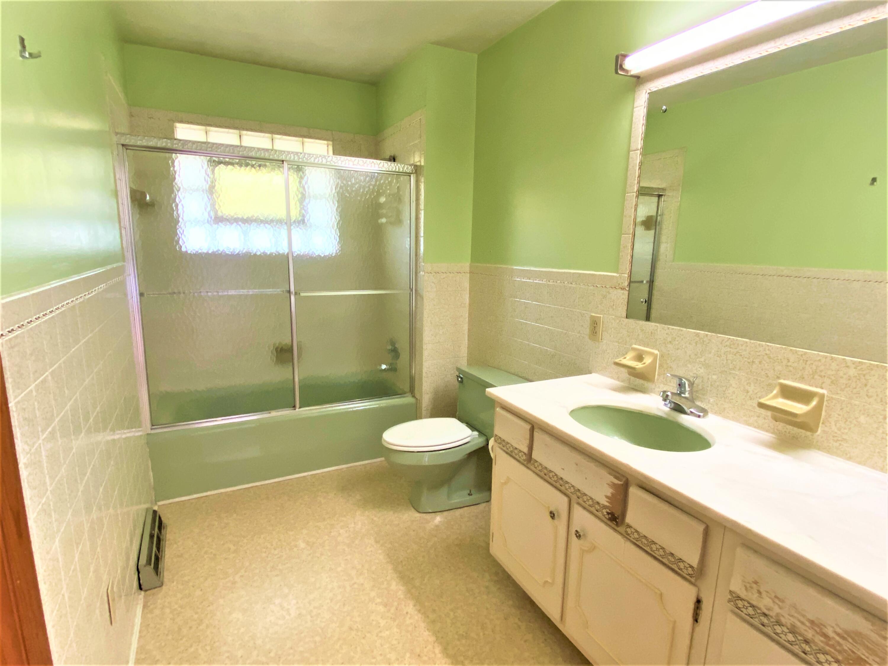 410 Riverside Drive Clinton, TN 37716 - Photo 22 of 32 2nd Bathroom