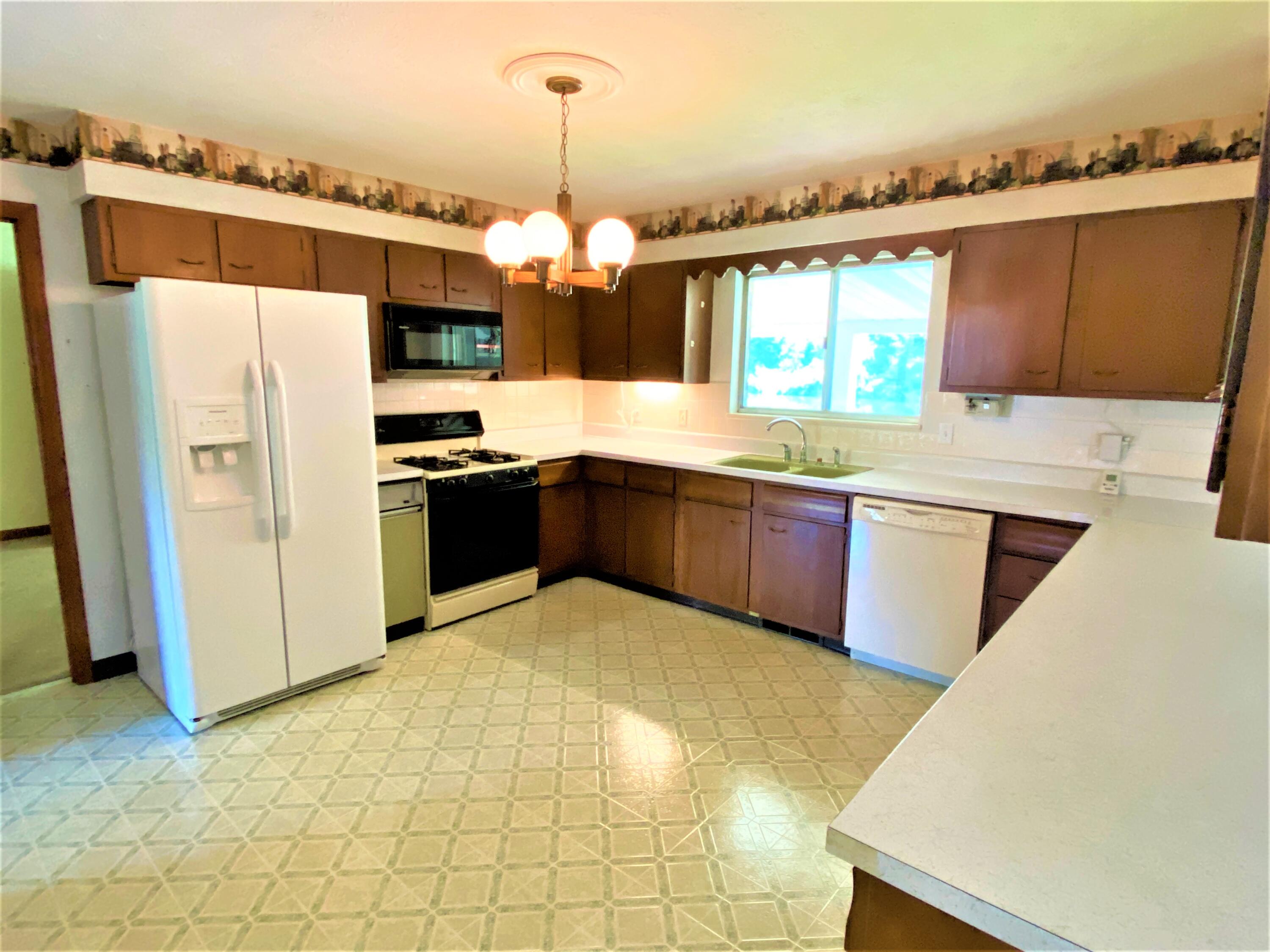 410 Riverside Drive Clinton, TN 37716 - Photo 9 of 32 Kitchen