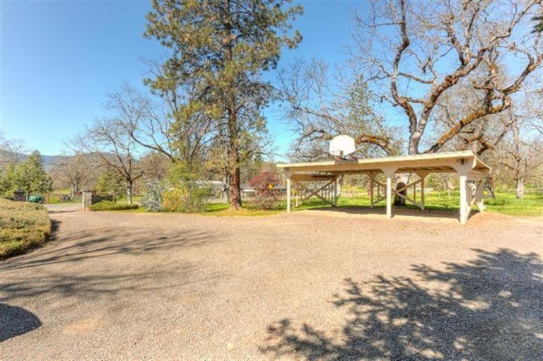 11396 Duggan Road White City, OR 97503 - Photo 4 of 30 Carport for extra parking!