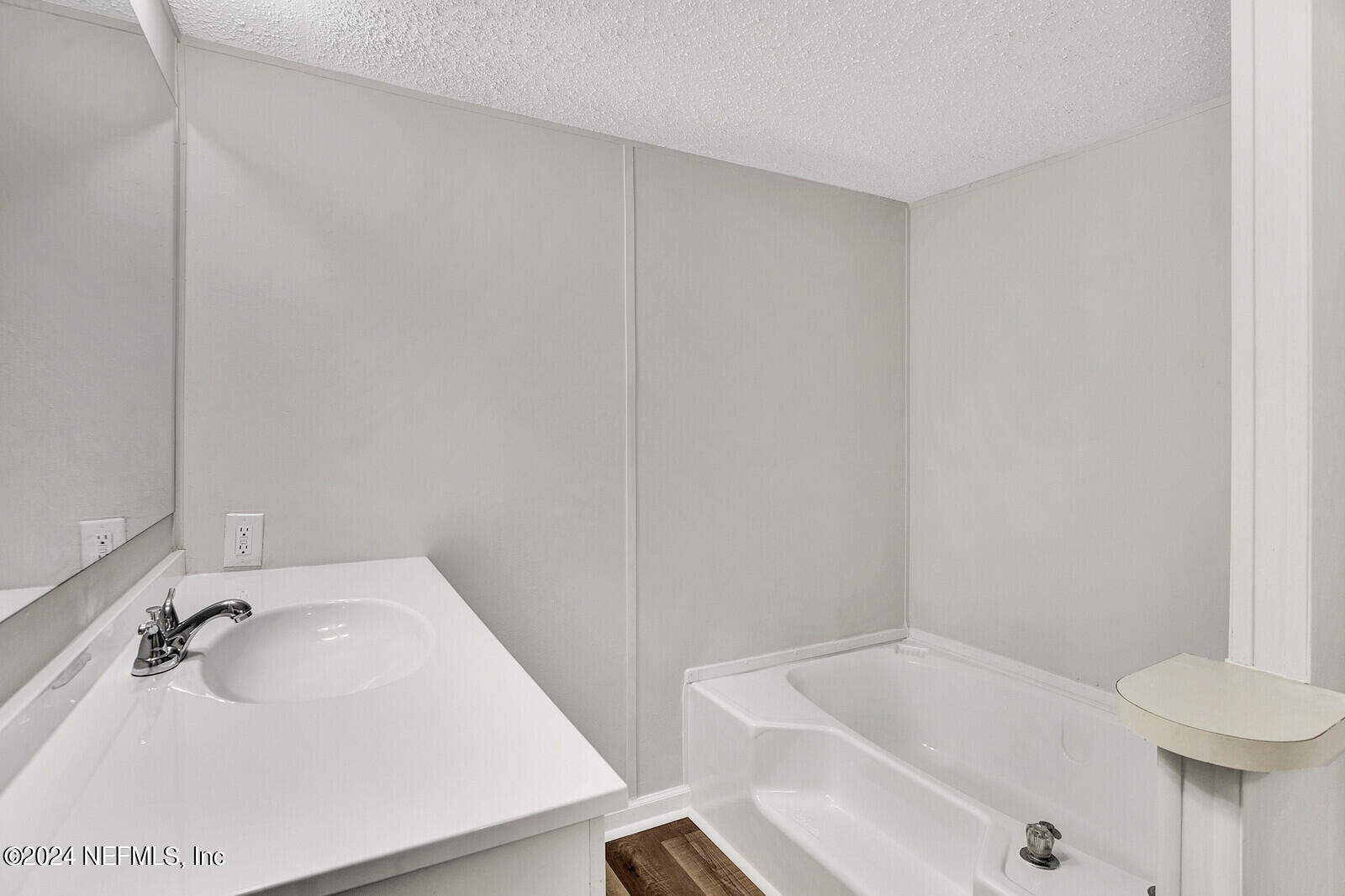 4016 Pinto Road Middleburg, FL 32068 - Photo 35 of 37 a bathroom with a sink and a tub