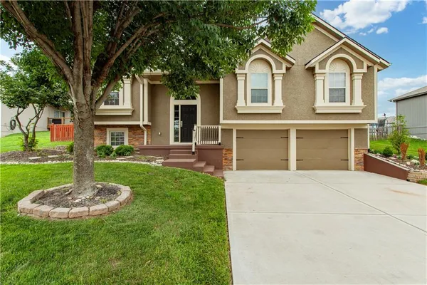 $325,000 | 1002 Southwest Eagle Drive, Oak Grove, MO 64075