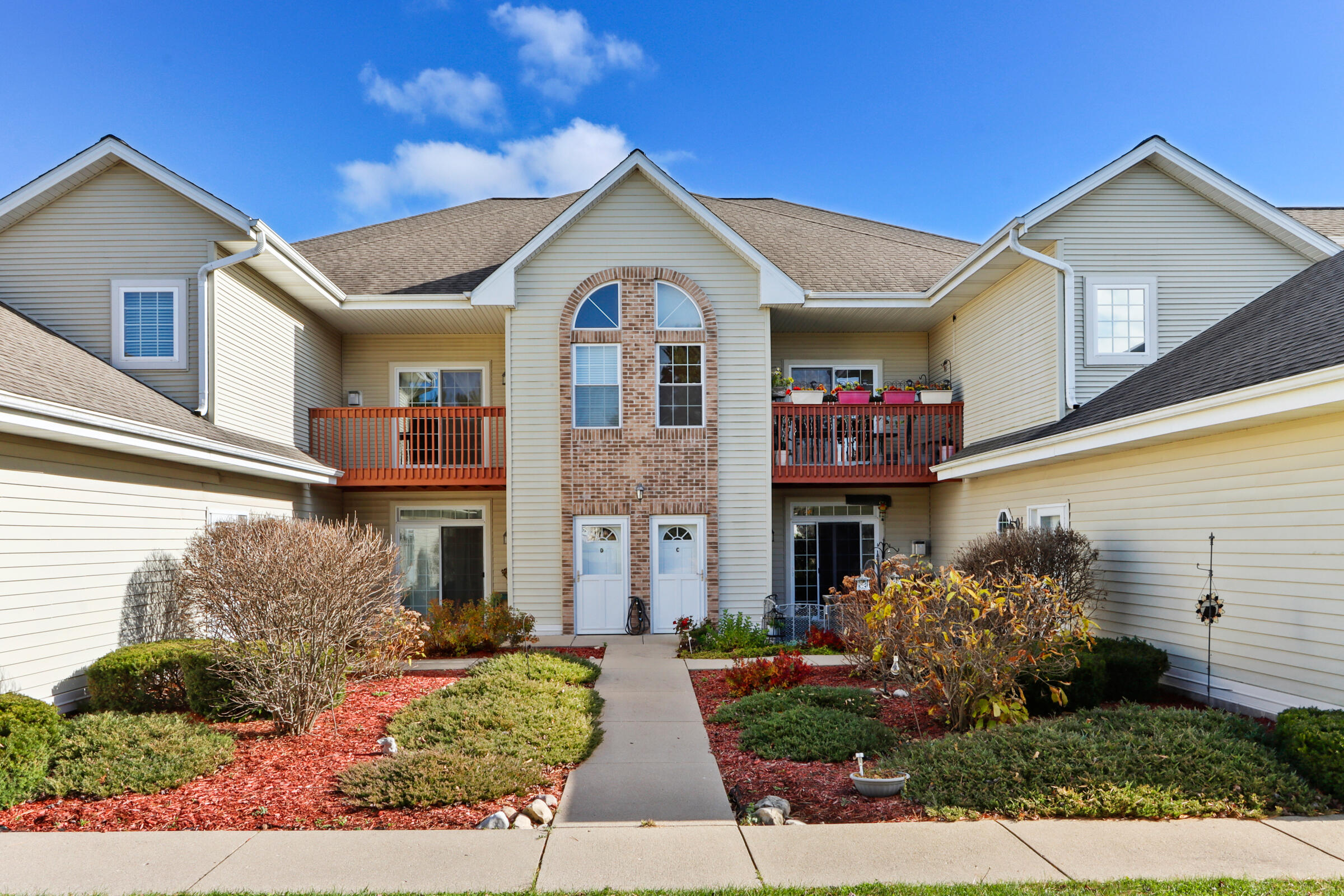 434 Betzer Road, Unit H Delavan, WI 53115 - Photo 2 of 28 IMG_3529