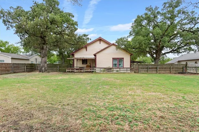 $214,900 | 506 East Frederick Street, Riesel, TX 76682