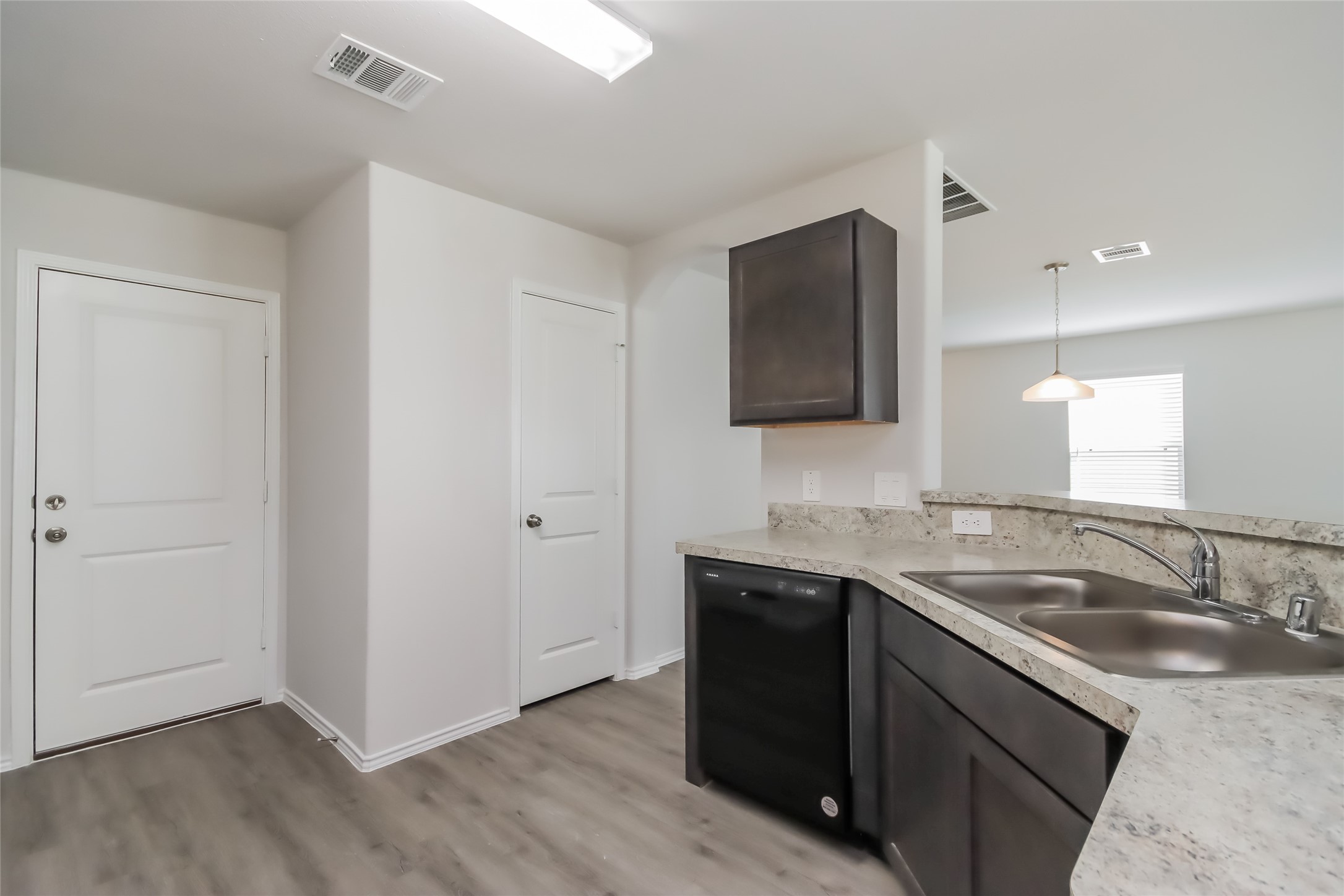 4831 Sessile Trail Spring, TX 77373 - Photo 9 of 18 Photos may be representative of the floor plan and not the exact home. Finishes, layout, and features of the actual property for lease may vary.