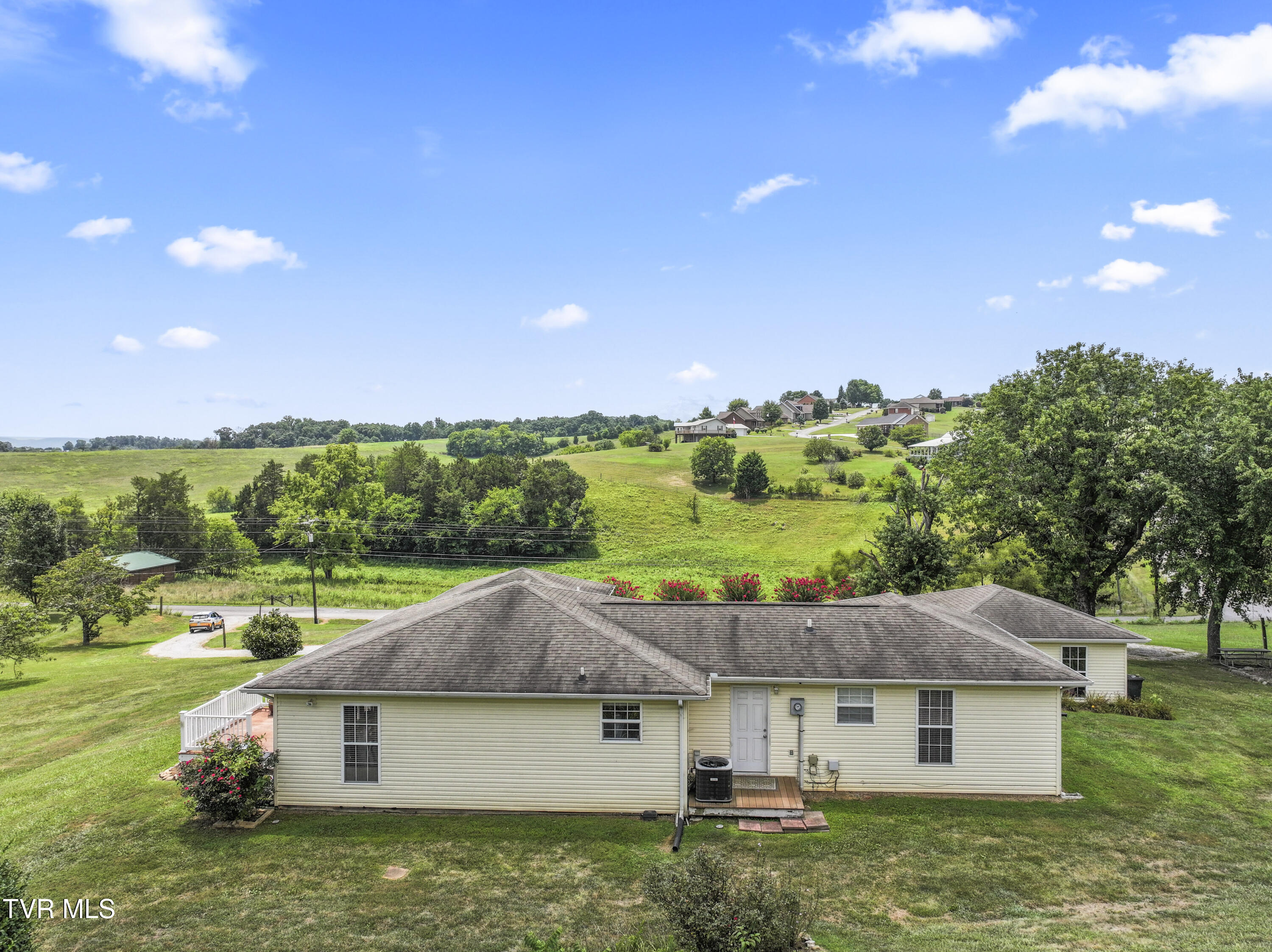 554 Briggs Road Dandridge, TN 37725 - Photo 28 of 43 photos_high_resolution_DJI_2025080109065