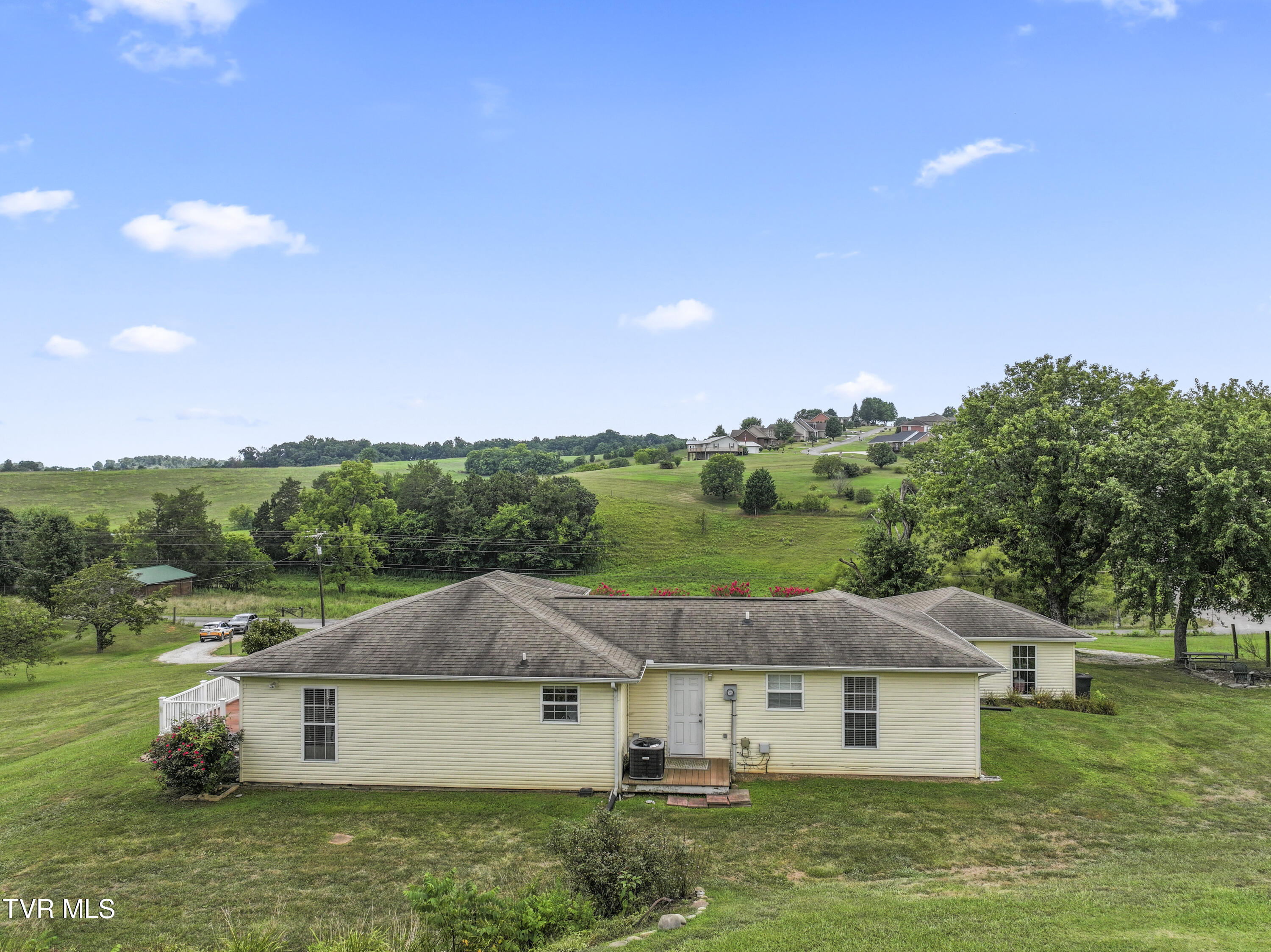 554 Briggs Road Dandridge, TN 37725 - Photo 32 of 43 photos_high_resolution_DJI_2025080109344