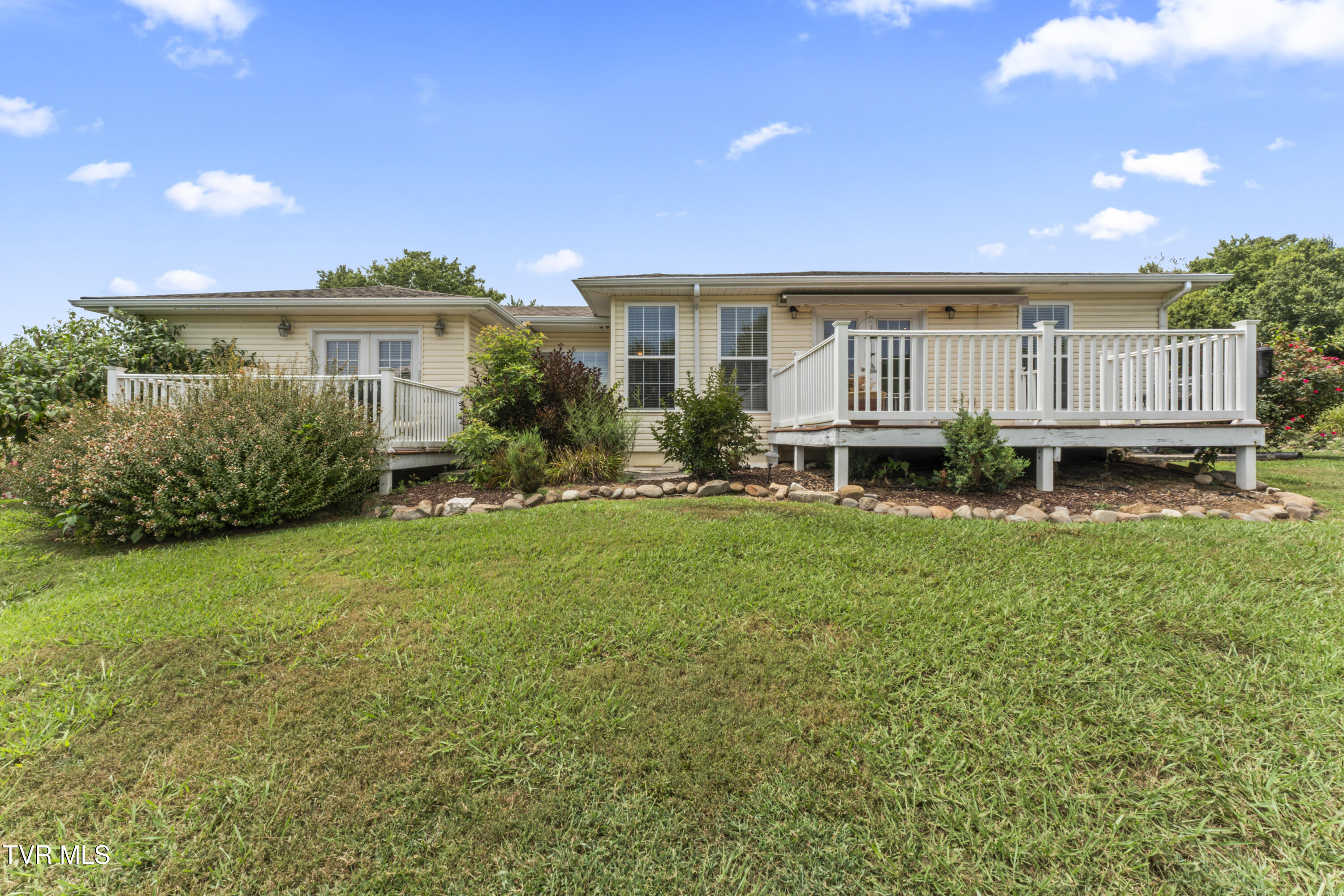 554 Briggs Road Dandridge, TN 37725 - Photo 4 of 43 photos_high_resolution_DSC00550