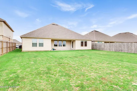 $275,000 | 6910 Spg Lk Drive, Maurice, LA 70555