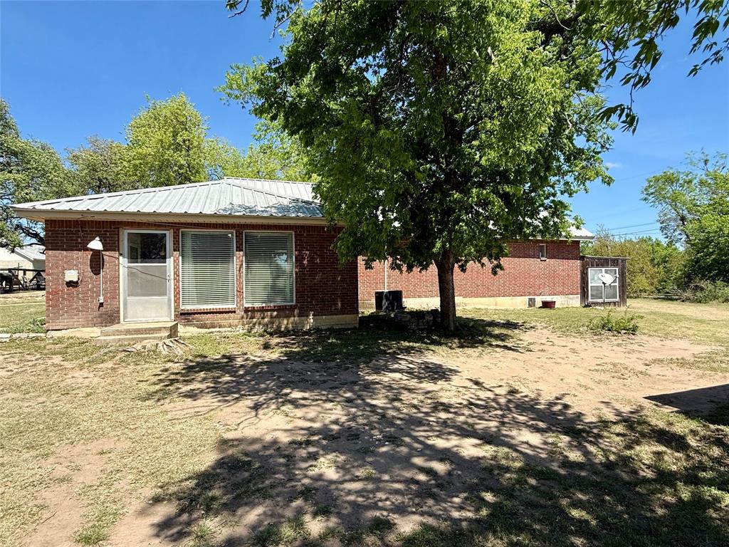 112 East Hoard Street Hamilton, TX 76531 - Photo 18 of 26 a front view of a house with a yard