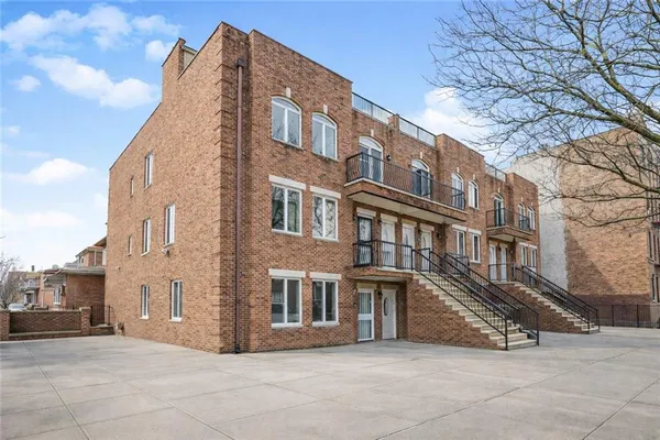 $959,000 | 8403 19th Avenue, Unit 3A | Van Pelt Manor