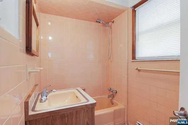 $499,999 | 112 Rutherford Avenue, Lyndhurst, NJ 07071