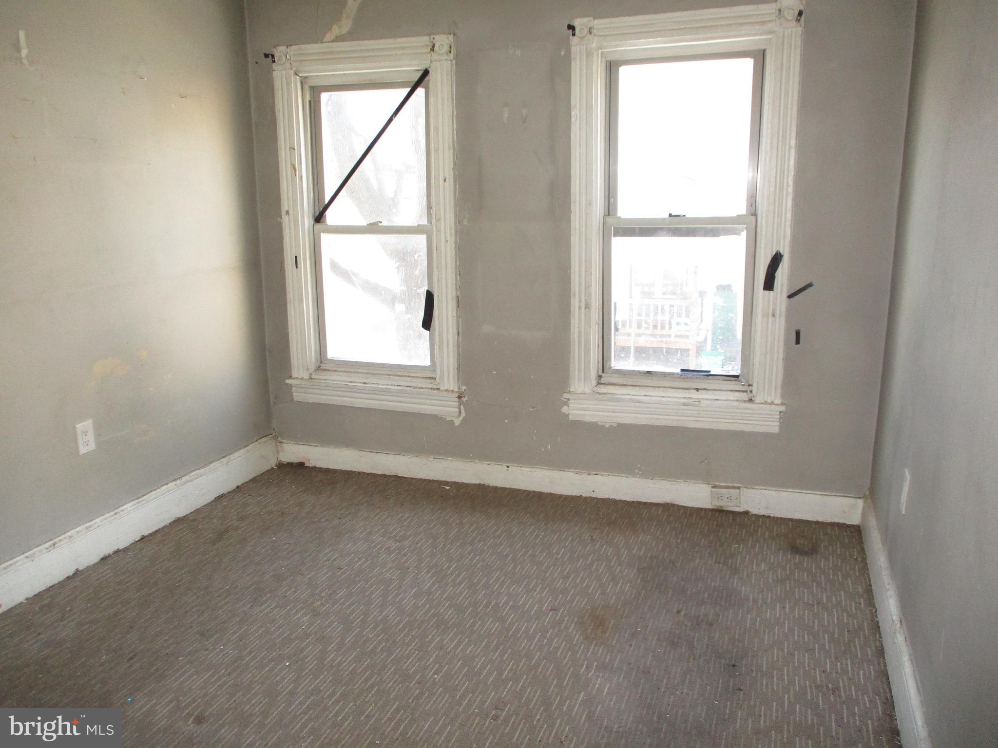 425 North 2nd Street Reading, PA 19601 - Photo 8 of 16 an empty room with a window