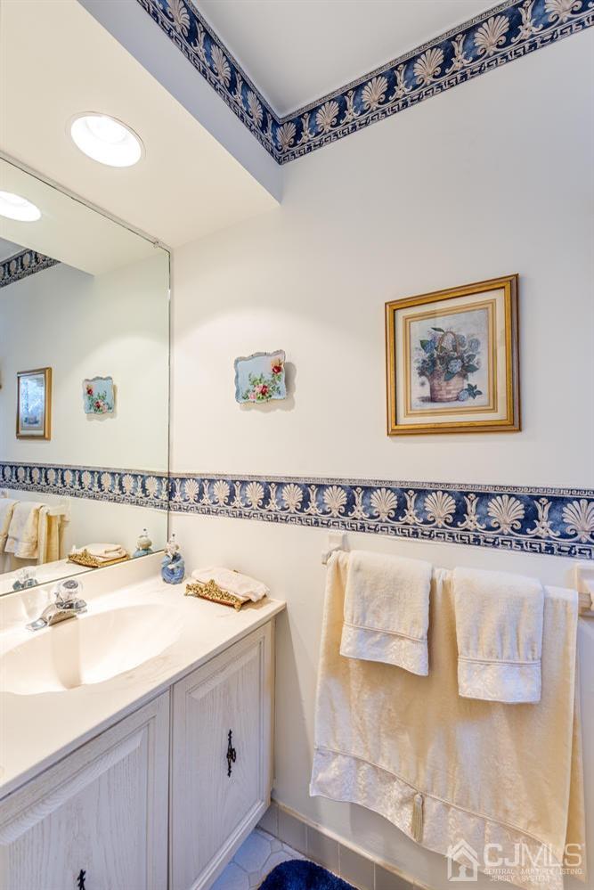 4303 Springbrook Drive Edison, NJ 08820 - Photo 22 of 40 a bathroom with a tub a sink and mirror