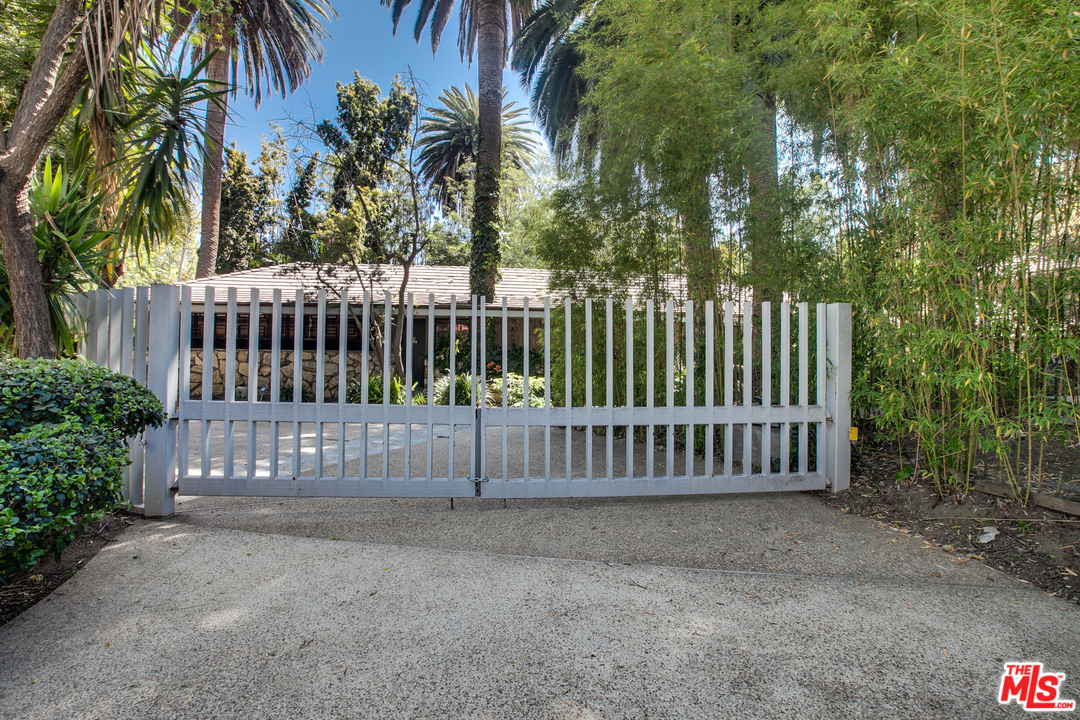 10606 Chalon Road Los Angeles, CA 90077 - Photo 13 of 34