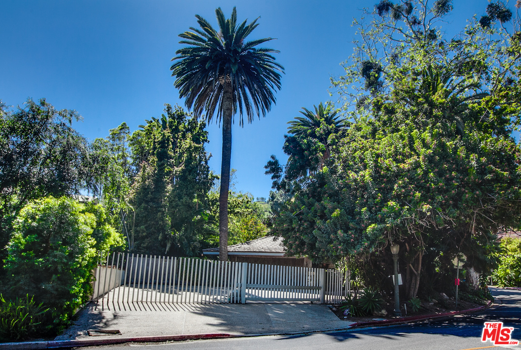 10606 Chalon Road Los Angeles, CA 90077 - Photo 15 of 34