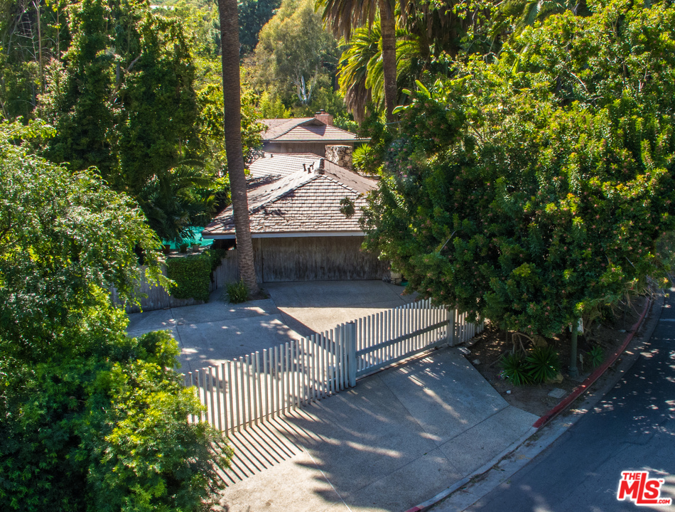 10606 Chalon Road Los Angeles, CA 90077 - Photo 16 of 34