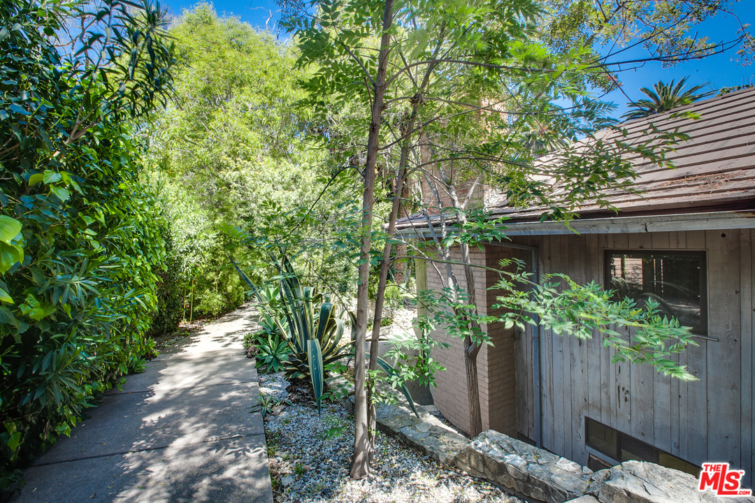 10606 Chalon Road Los Angeles, CA 90077 - Photo 31 of 34