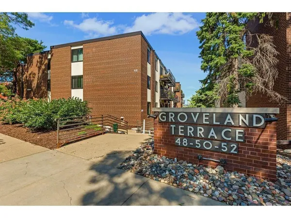 $950,000 | 48 Groveland Terrace, Unit 414, Minneapolis, MN 55403