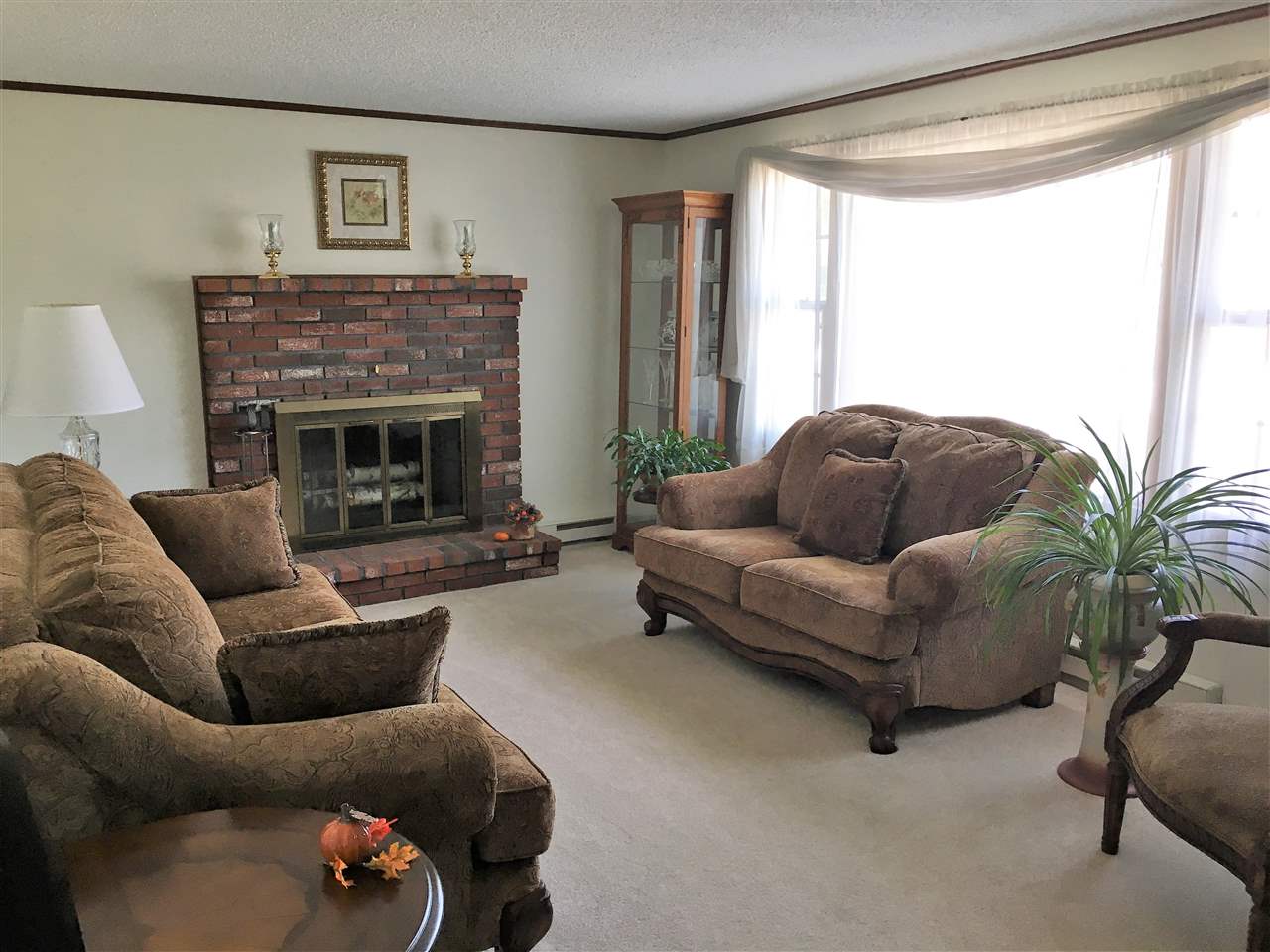 32 Robinson Road Nashua, NH 03060 - Photo 3 of 26 Gallery Image 3