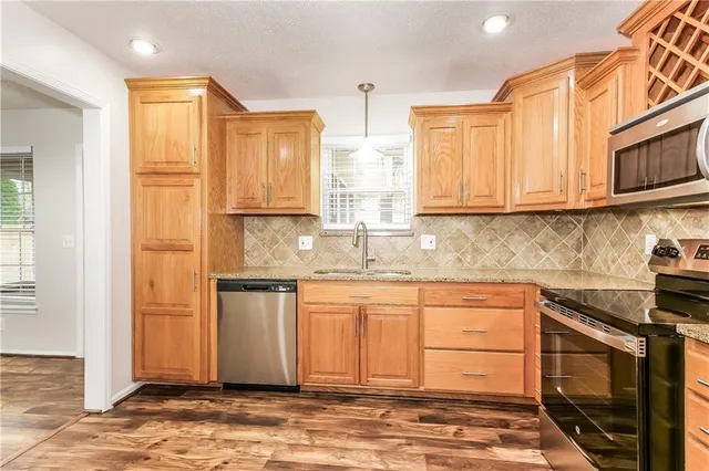 $2,360 | 10423 North Cherry Drive, Kansas City, MO 64155