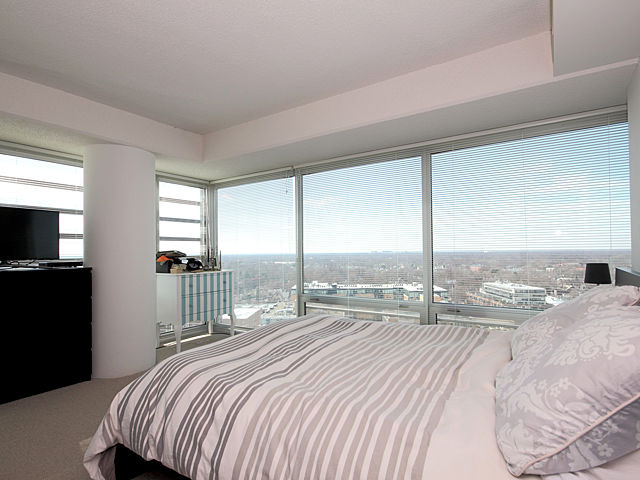 1720 Maple Avenue, Unit 1880 Evanston, IL 60201 - Photo 6 of 15 a bedroom with a bed and a large window
