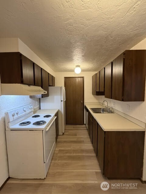 2100 North 106th Street, Unit 104 Seattle, WA 98133 - Photo 3 of 13