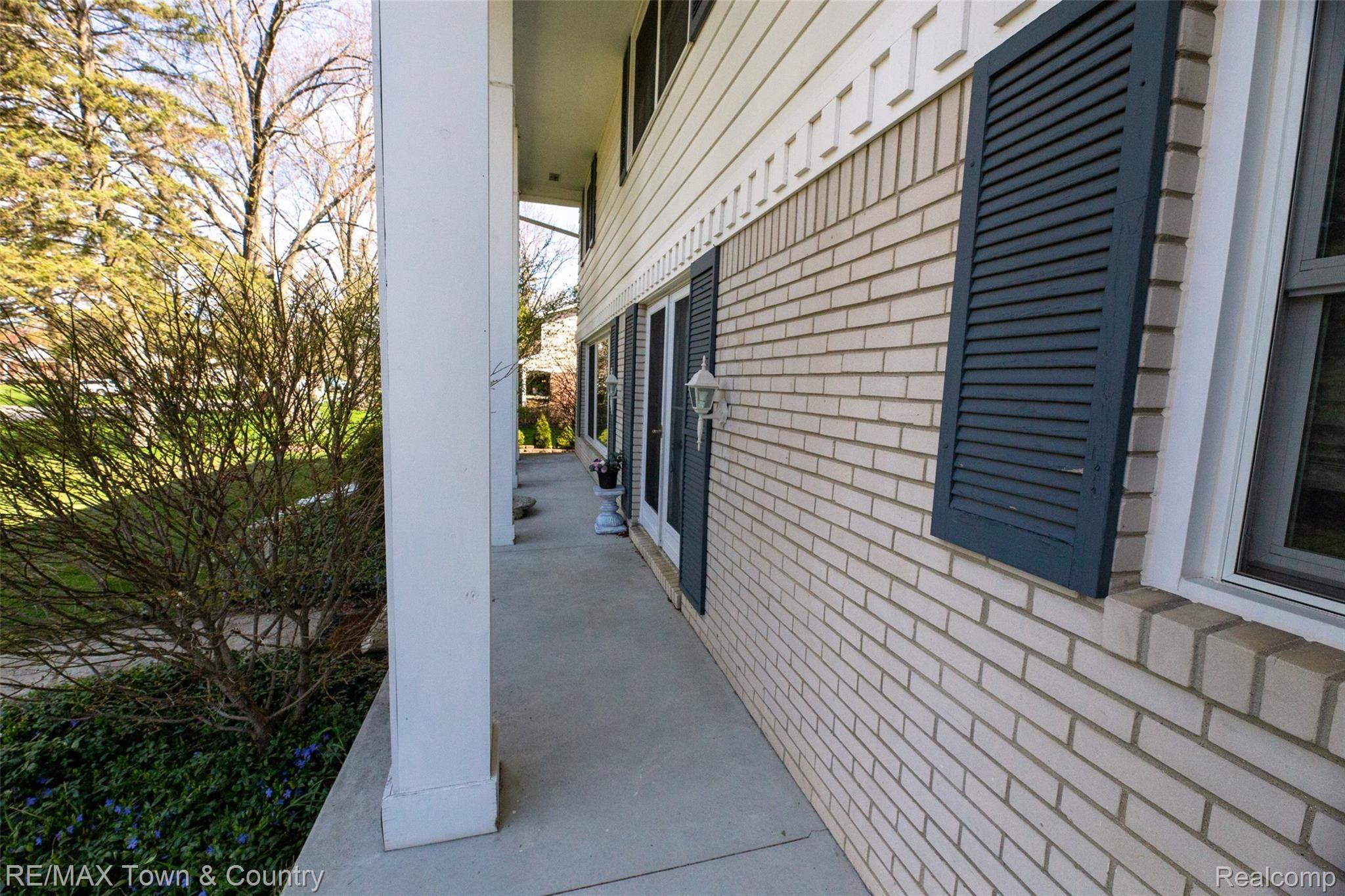 1379 Kennebec Road Grand Blanc, MI 48439 - Photo 3 of 52 3.jpg
