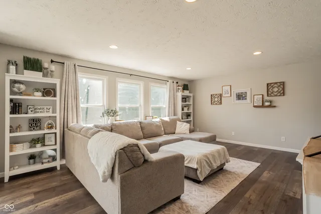 $389,900 | 6933 Knollcrest Way, Pendleton, IN 46064