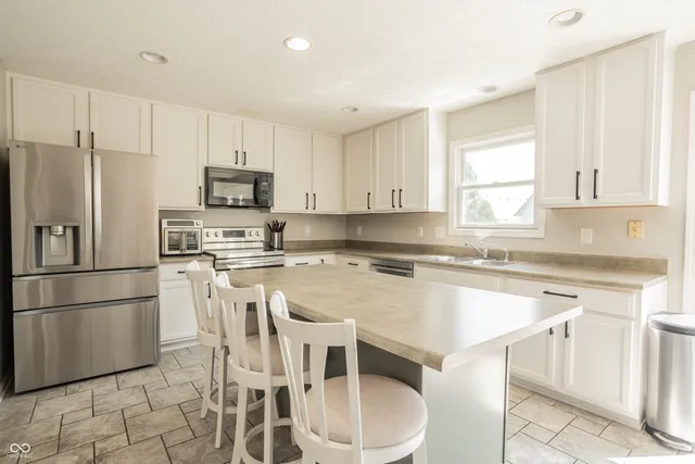 $389,900 | 6933 Knollcrest Way, Pendleton, IN 46064