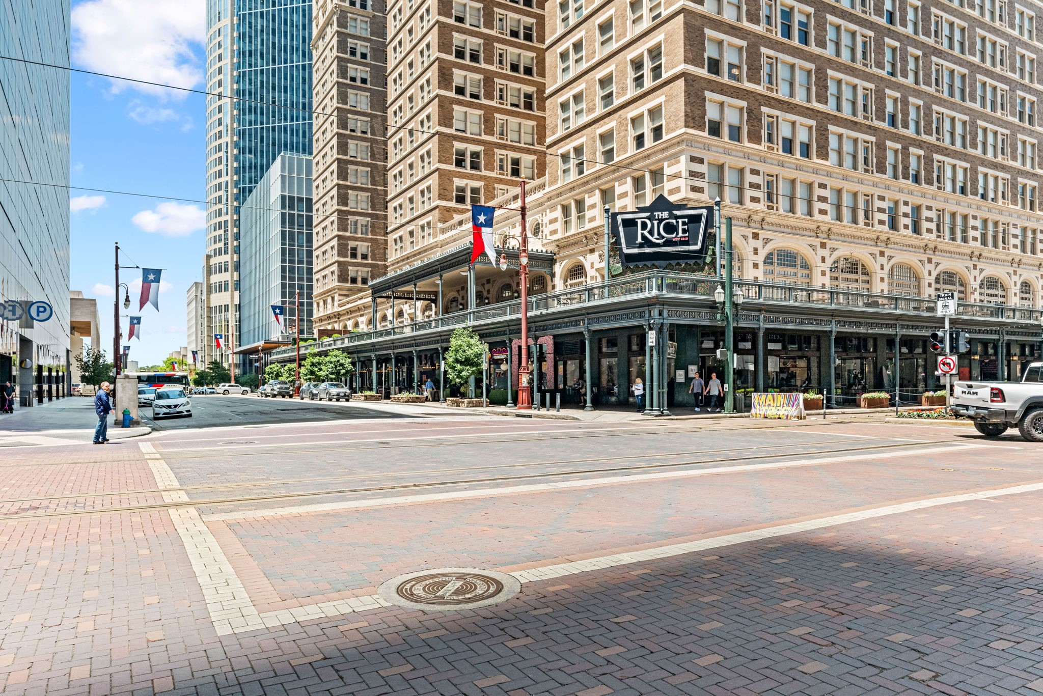 1120 Texas Street, Unit 7D Houston, TX 77002 - Photo 24 of 28 a view of a building and a street