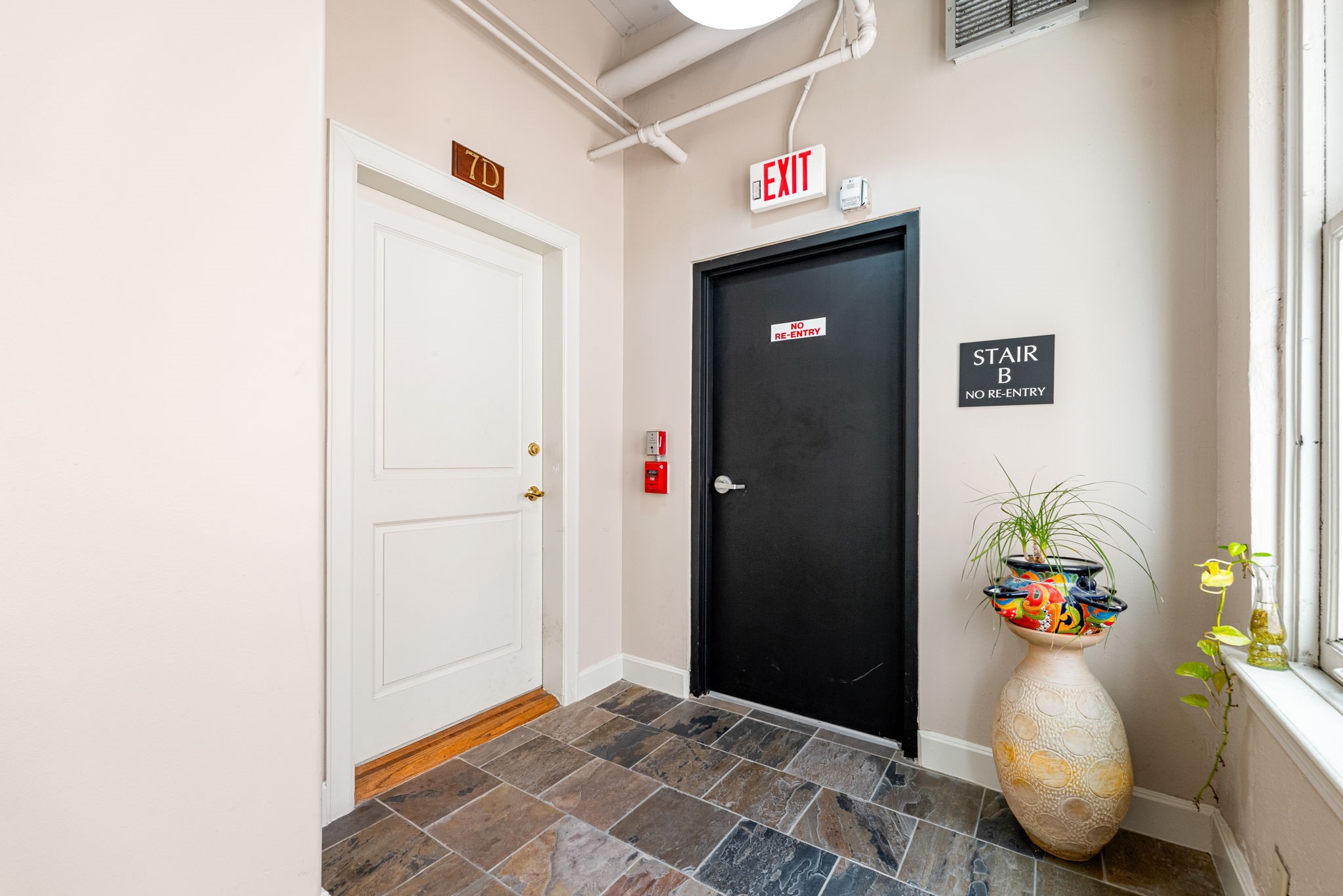 1120 Texas Street, Unit 7D Houston, TX 77002 - Photo 4 of 28 a view of an entryway